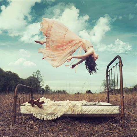 article yoga des rêves-femme qui est en l'air au dessus d'un lit